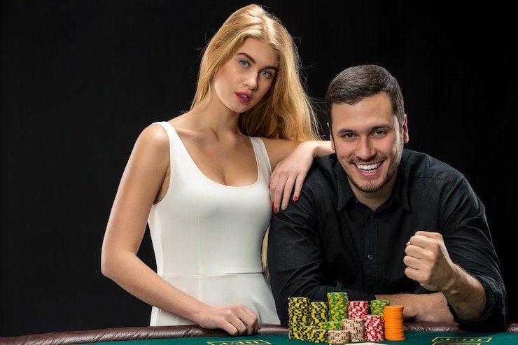 Meja Teen Patti live dealer di studio 77raja.com dengan pemain dan dealer profesional